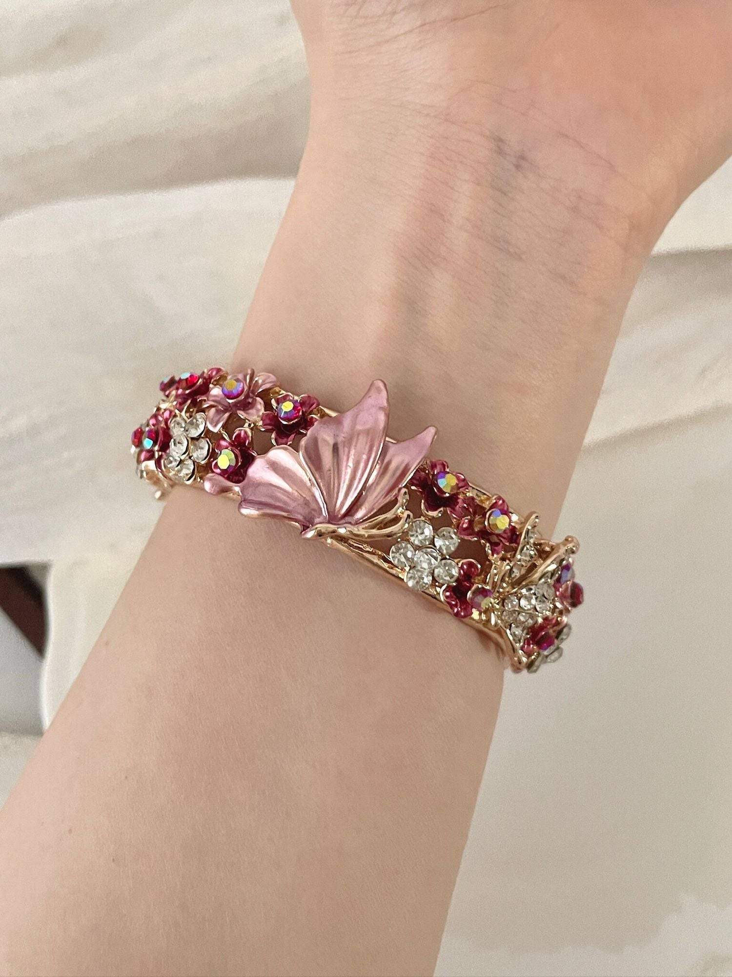 Vintage | Painted butterfly 🦋 love flower bangle
