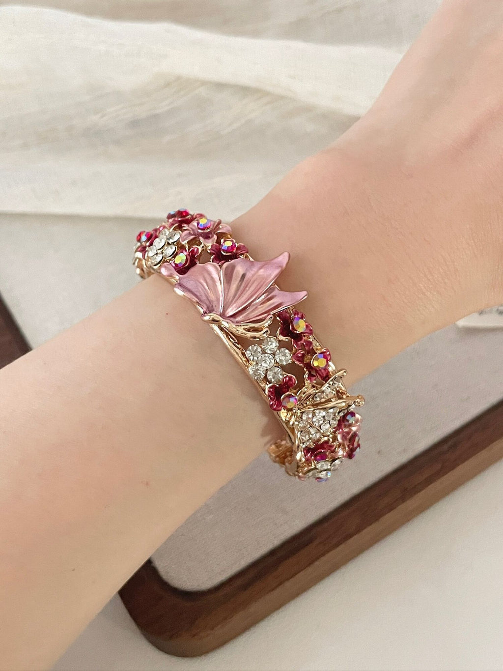 Vintage | Painted butterfly 🦋 love flower bangle
