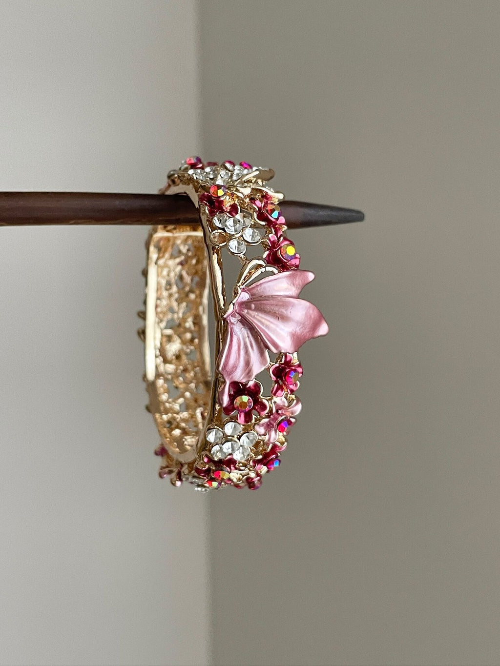 Vintage | Painted butterfly 🦋 love flower bangle