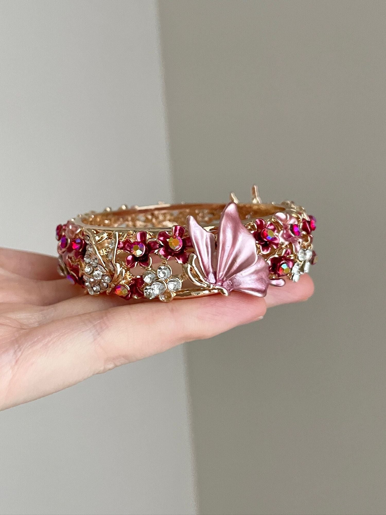 Vintage | Painted butterfly 🦋 love flower bangle